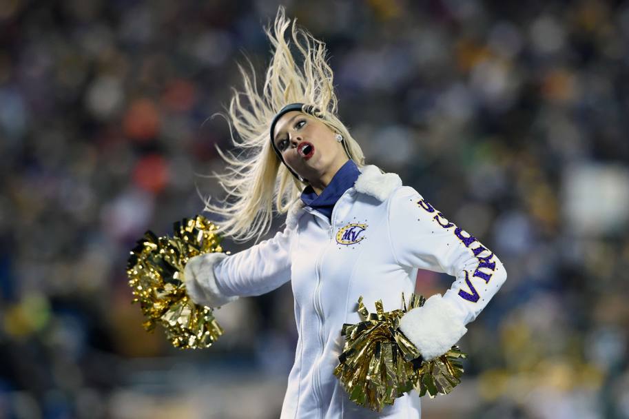 L&#39;esibizione di una cheerleader durante la partita tra i Minnesota Vikings e i Green Bay Packers al TCF Bank Stadium di Minneapolis (Afp)